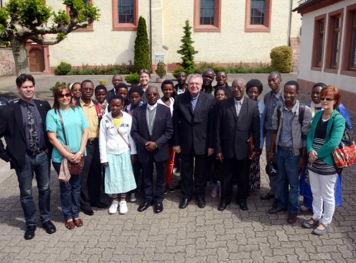 Die Delegation aus Ruanda beim Besuch im Kloster St. Magdalena in Speyer. In der Bildmitte Weihbischof Otto Georgens, links von ihm Bischof Jean Damascène Bimenyimana, rechts von ihm Erzbischof Thadée Ntihinyuzwa.